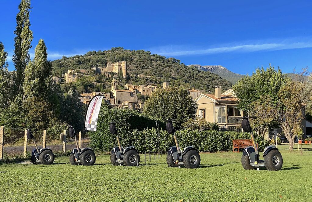 Gyropodes devant le village de Montbrun-les-Bains