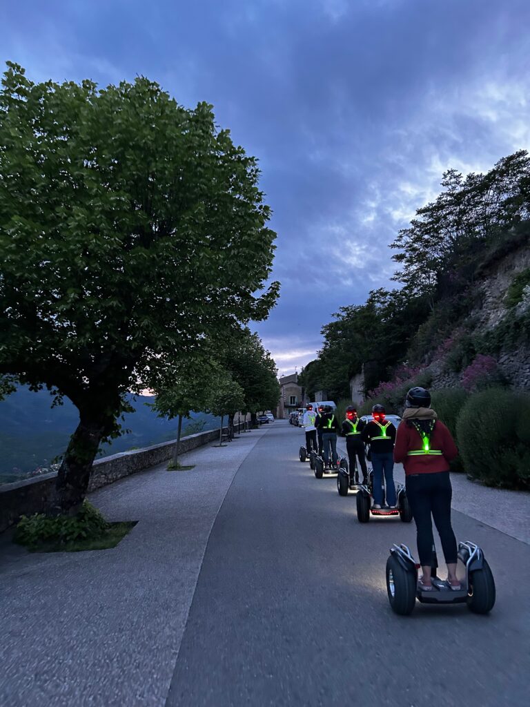 Sortie "Les Nocturnes" en gyropode à Montbrun-les-Bains, groupe posant sur les machines dans la montée du beffroi